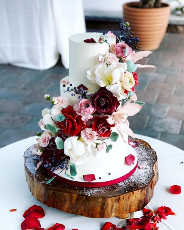 15 Floral Arrangements for the Winter Season wedding cake