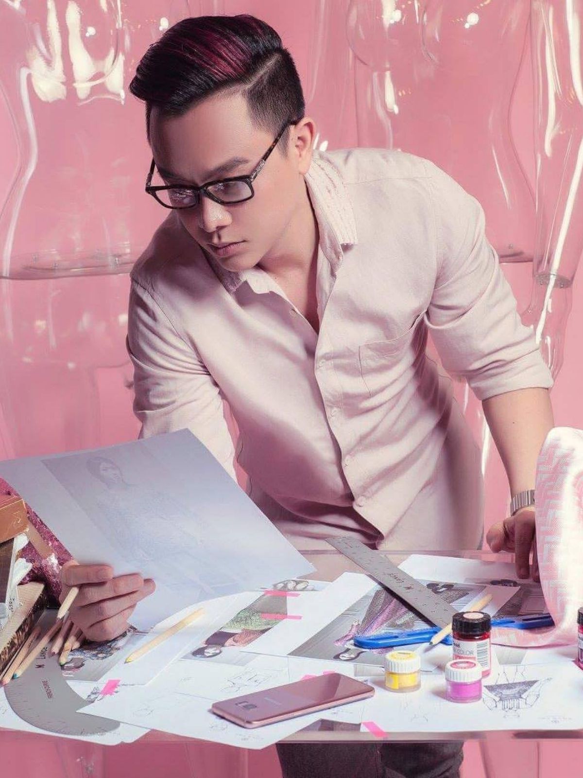 Nguyen Cong Tri working in his atelier - article on thursd