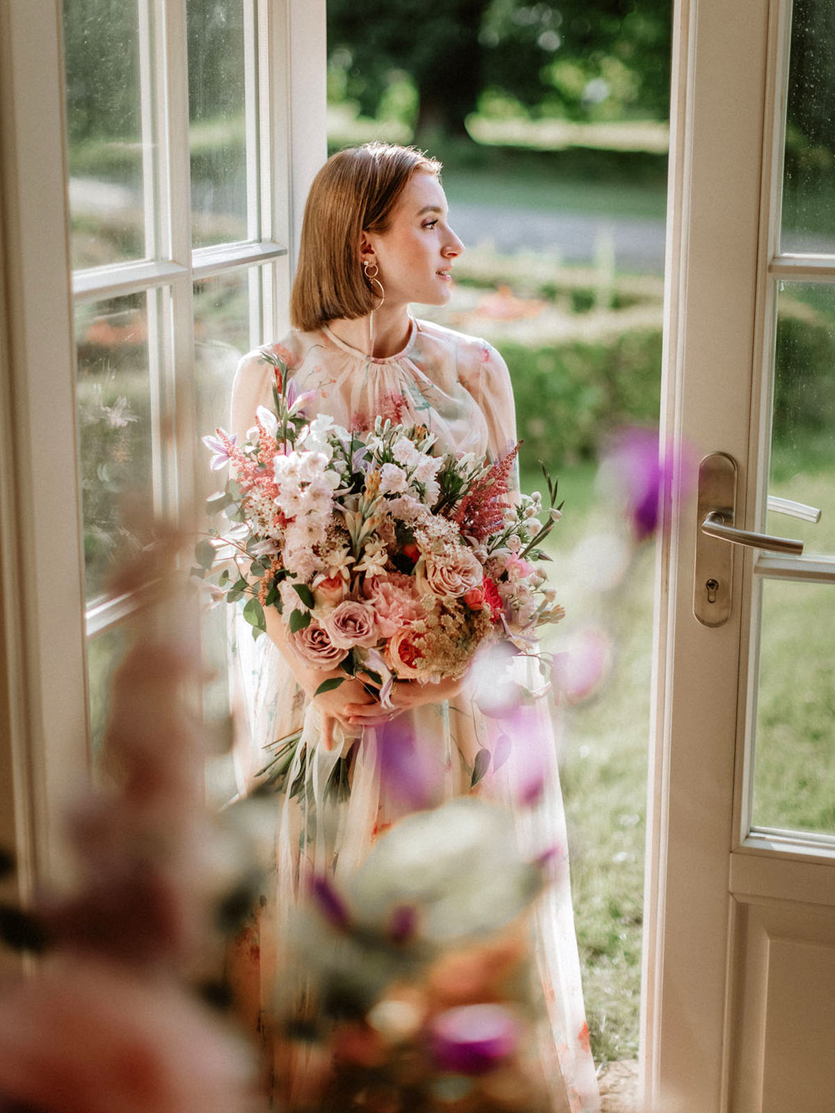 this-chateau-spring-wedding-shoot-makes-marginpars-flowers-marvel-featured