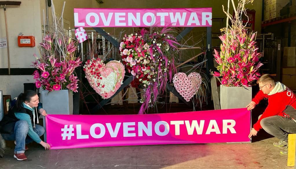 #lovenotwar on Thursd