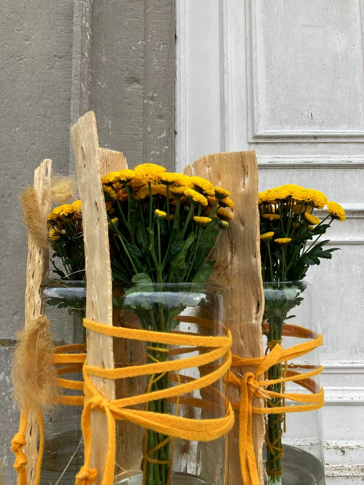 Decorative glass vases with Chrysanthemum Santini Maverick Sunny from Floritec - on Thursd