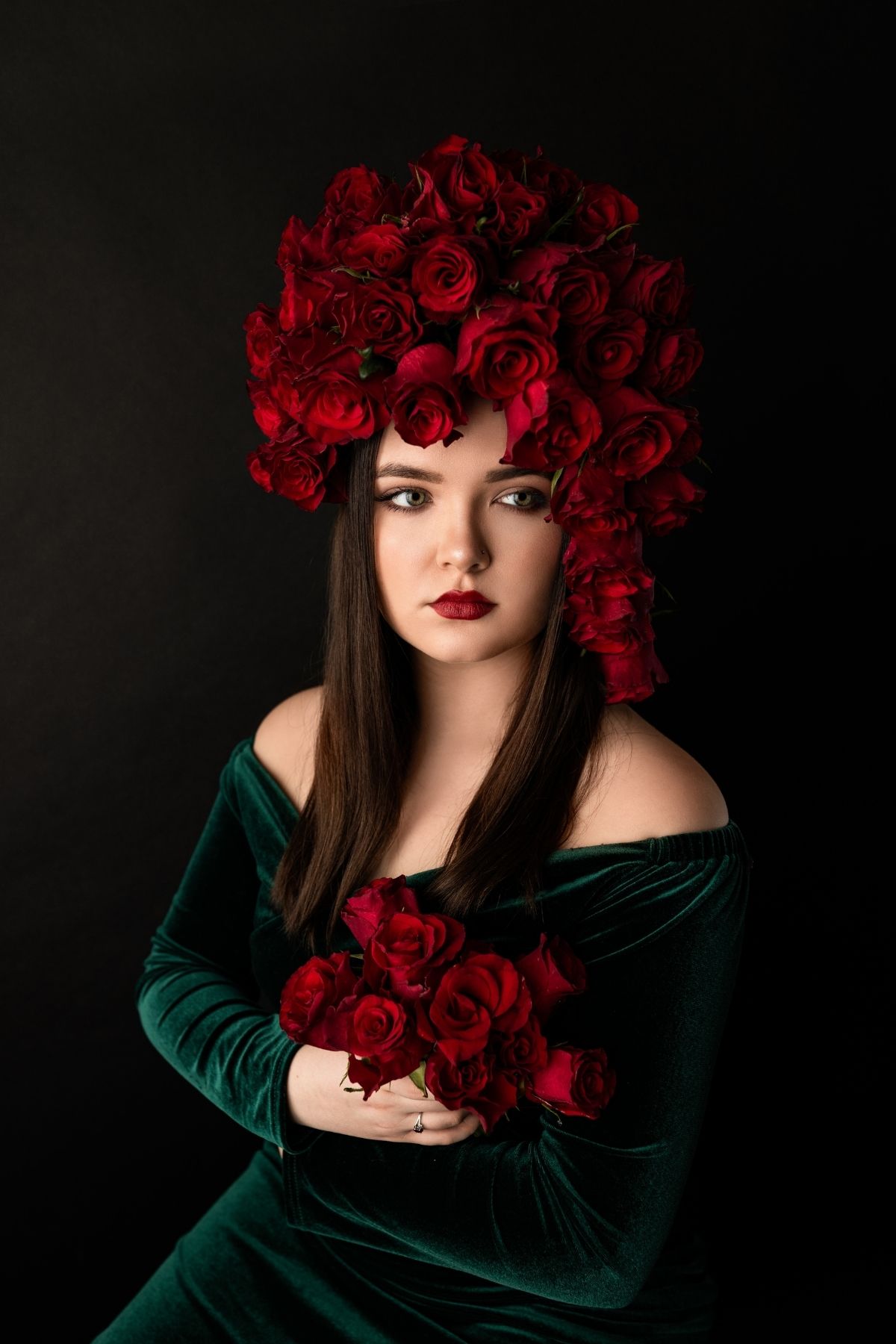 Model with headpiece and bouquet of Red Tacazzi+ Roses in a blog by Anna Lamot-Bach - on Thursd