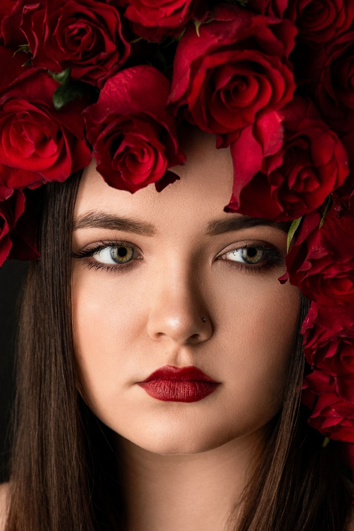 Close Up Model with Red Tacazzi+ Roses in a blog by Anna Lamot - Bach on Thursd