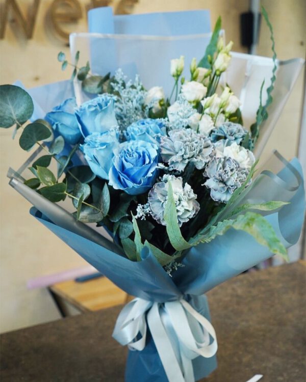 20 Beautiful Blue Bouquets Dyed Flowers