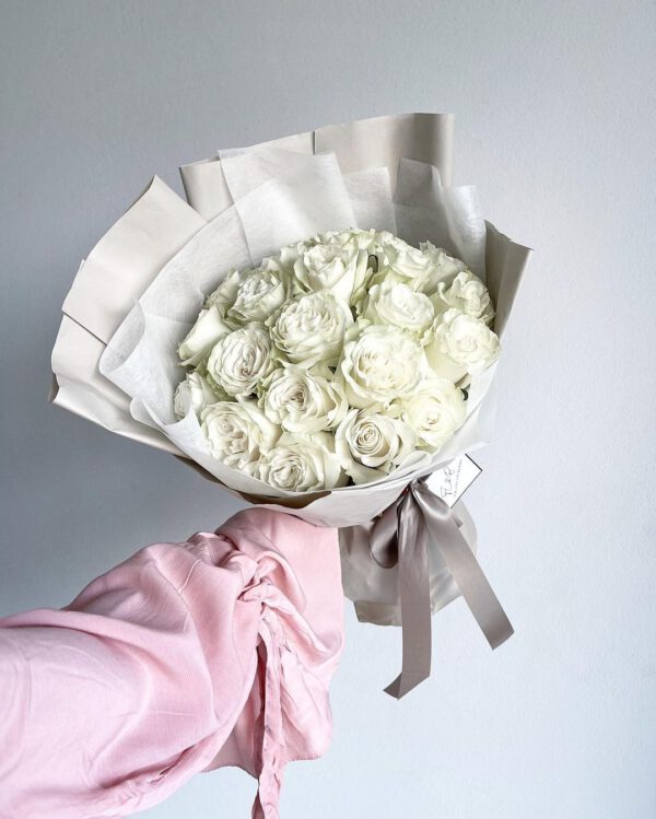 Bouquet with white roses - The meaning of white roses