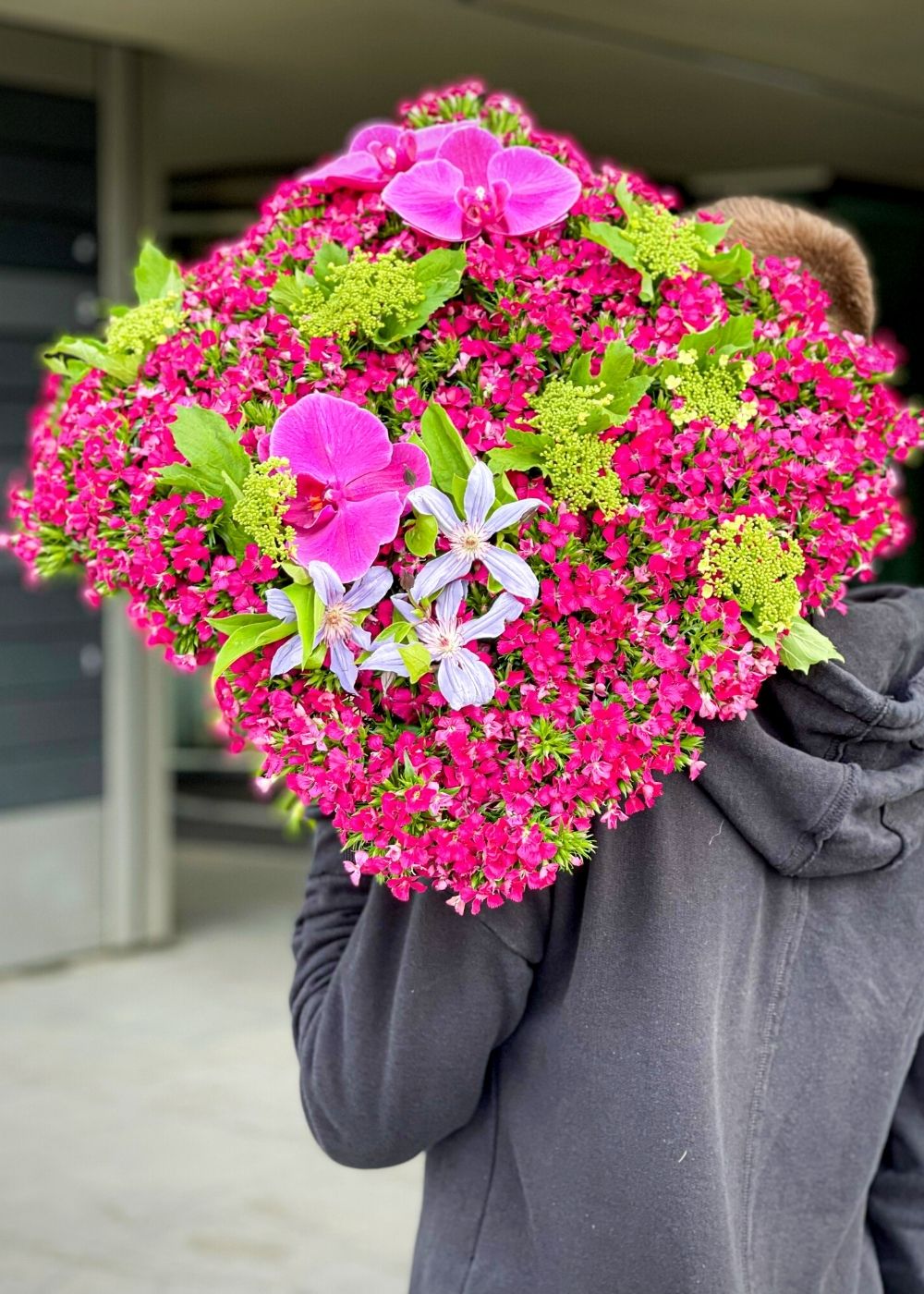 Floral designer Mateusz Wasak with Dianthus Barbatus Amazon bouquet  on back - On Thursd.