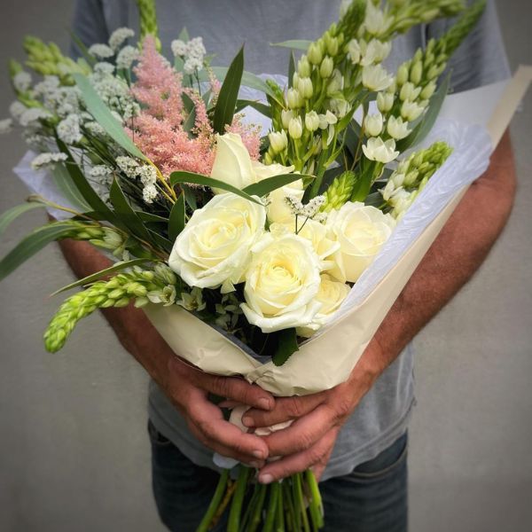 how-to-choose-the-best-flowers-for-your-next-date-featured