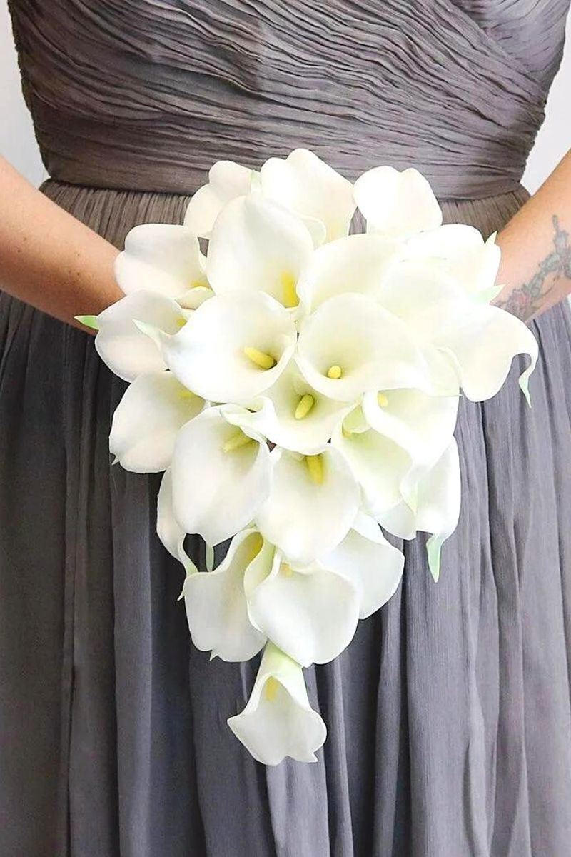 Narrow White Calla bouquet- on Thursd (1)