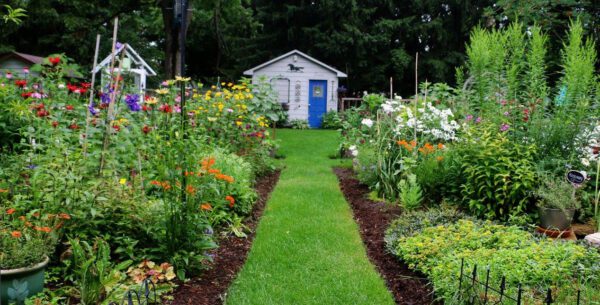 The Top 10 Gardening Podcasts You Must Follow - Two minutes in the garden - the empress of dirt - on thursd