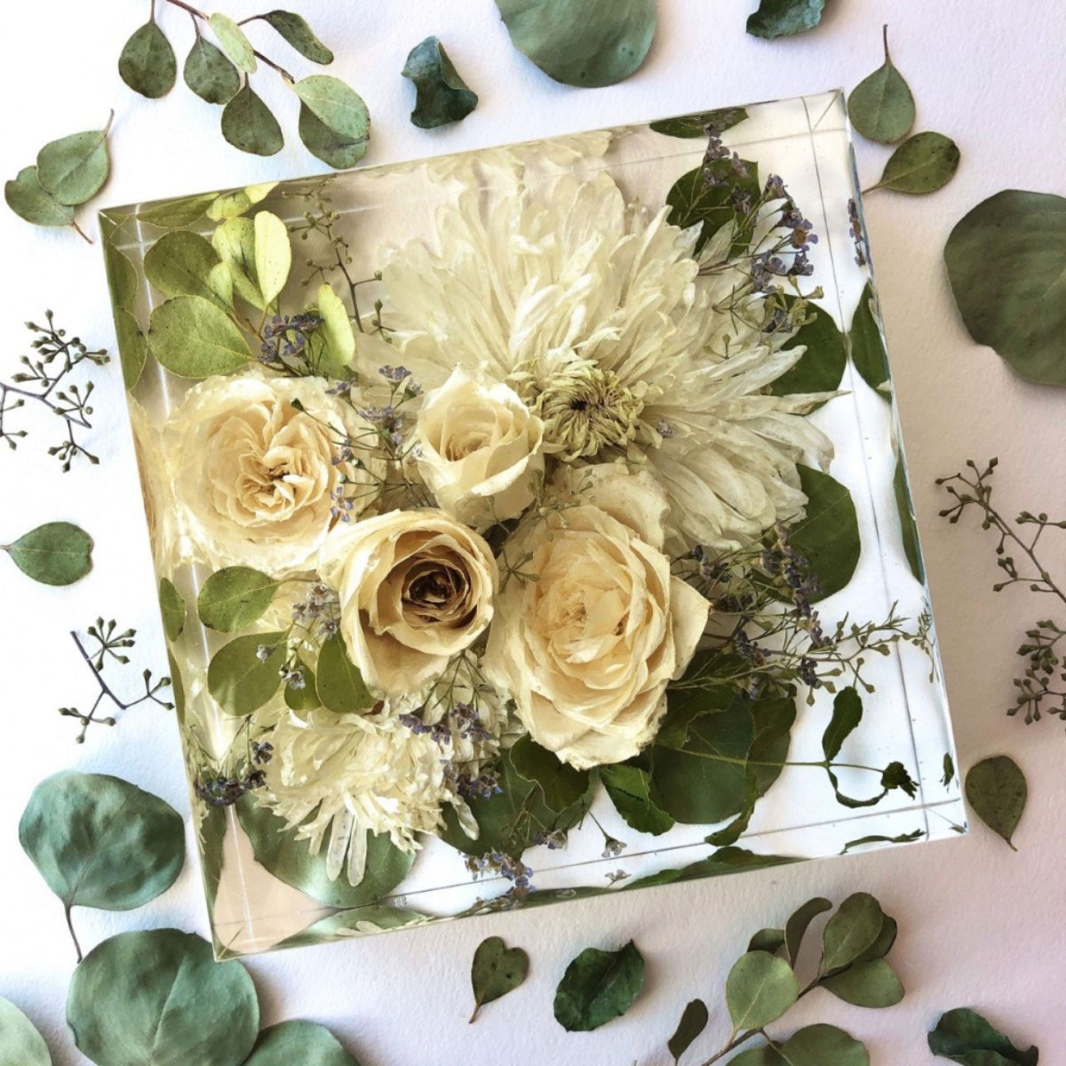 Preserve wedding flowers using clear resin on Thursd