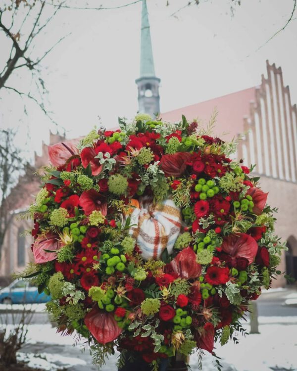 15 Valentine's Wreaths that Celebrate Love Red Wreath