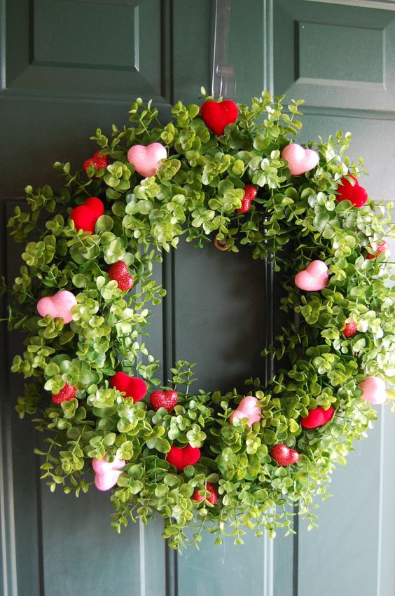 15 Valentine's Wreaths that Celebrate Love
