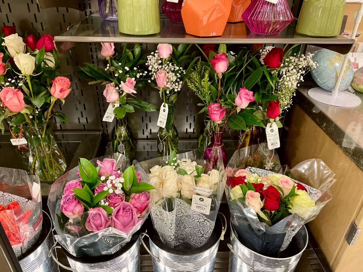 Flower buyer in the supermarket is a great job in the flower industry on Thursday