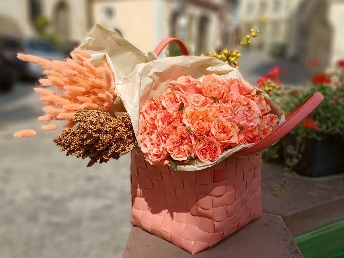 Floral Designer Andreas Frank creates arrangement with Blushing Reeva rose on Thursd