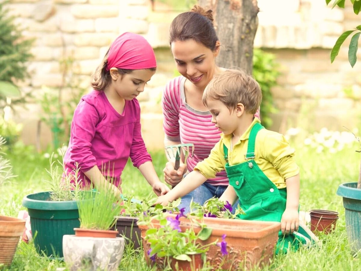 7 Best Plants for Kids to Grow in the Garden