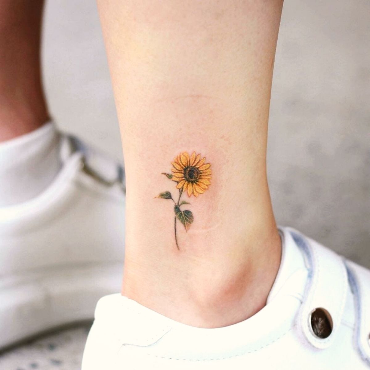 Pequeños tatuajes significativos de girasoles el jueves.