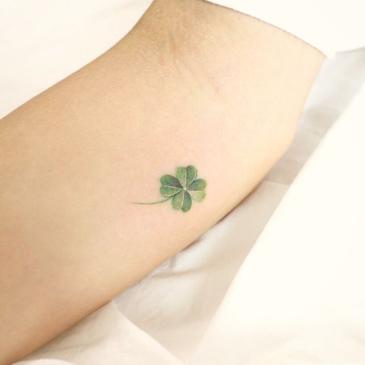 Las mejores ideas de tatuajes pequeños con tréboles de cuatro hojas el jueves