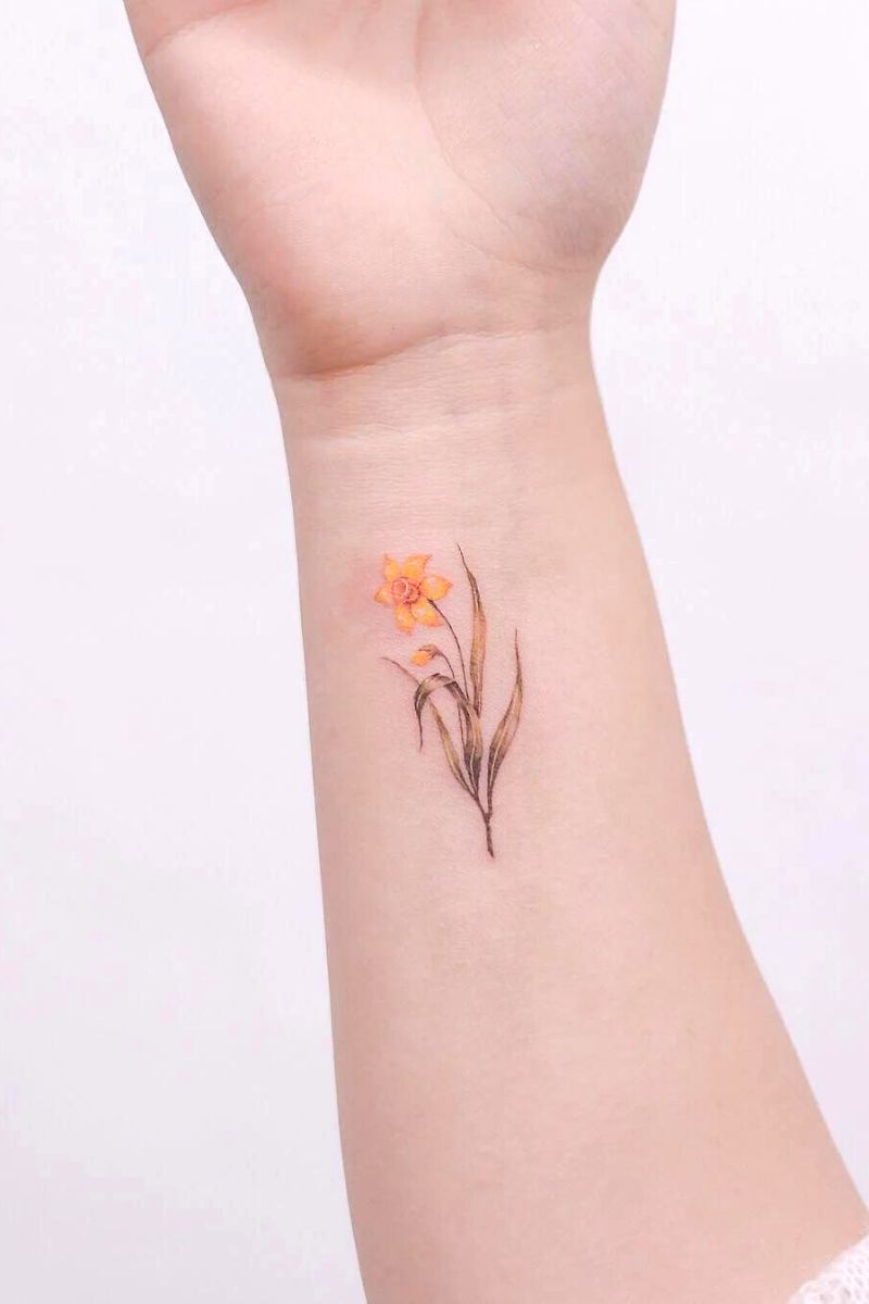 Ideas de tatuajes pequeños de flores de narciso el jueves