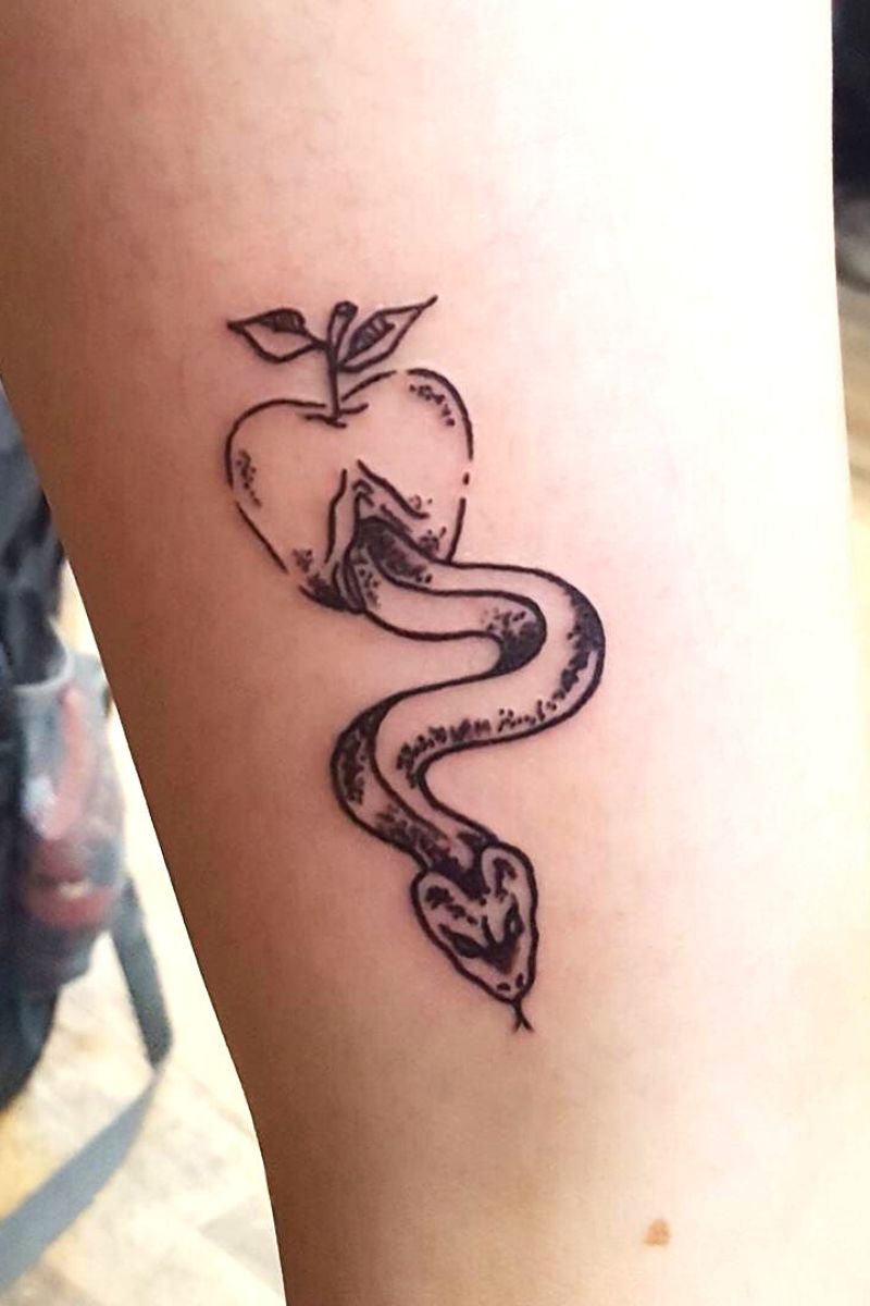 Pequeño tatuaje de manzana prohibida el jueves