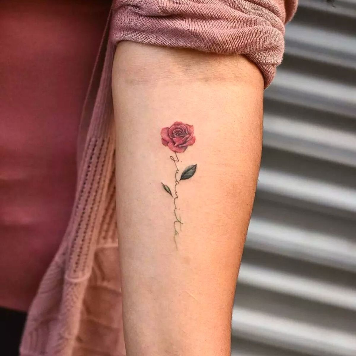 Pequeños tatuajes significativos de rosas rojas el jueves.