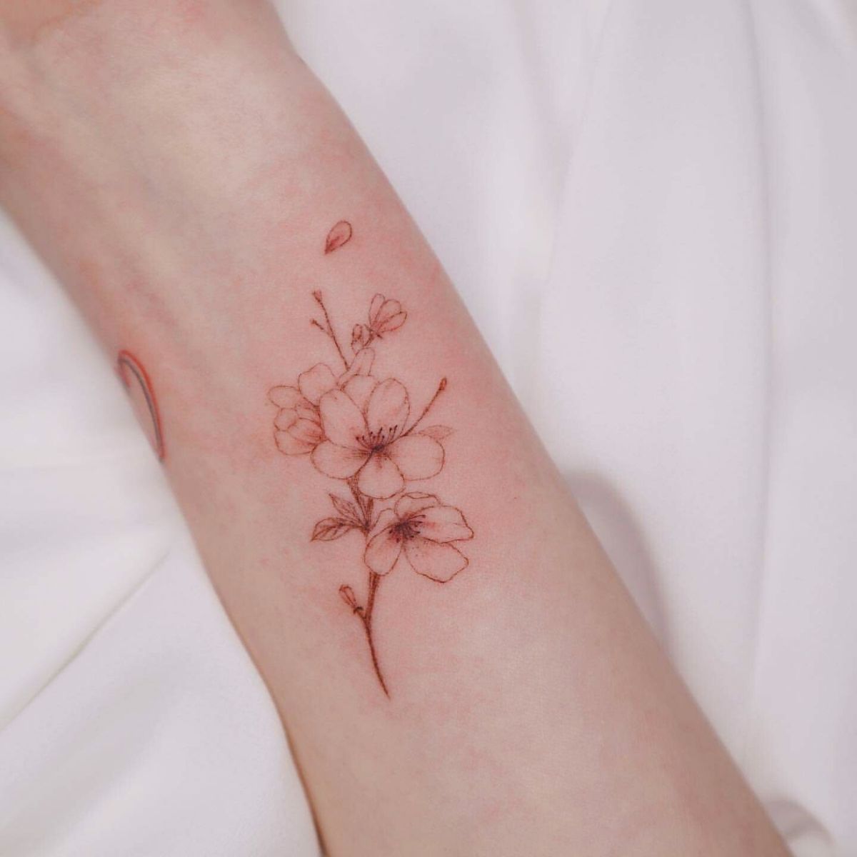 Delicadas y pequeñas ideas de tatuajes de orquídeas el jueves.