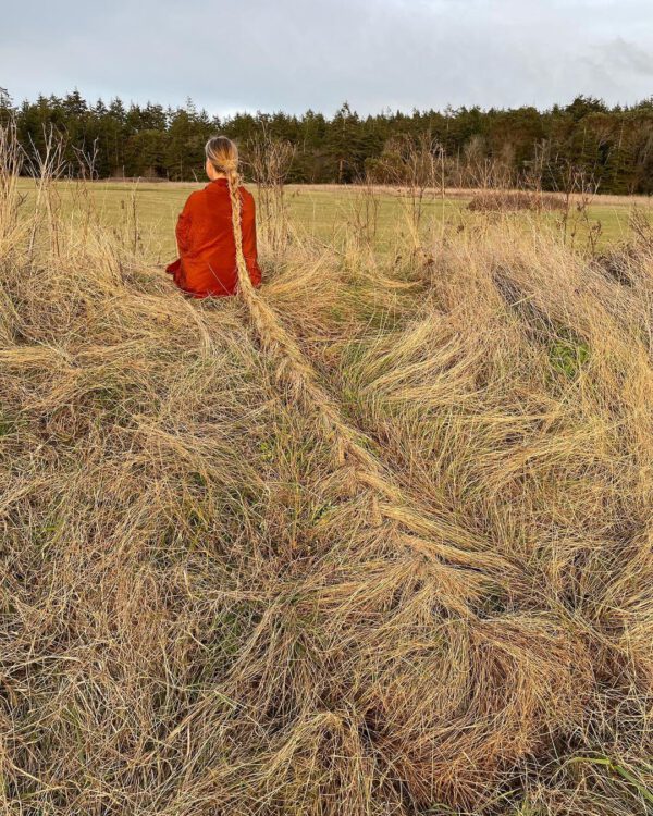 Eco Artist Jeanne Simmons and Her Womenscapes - braided grass in hair - on thursd