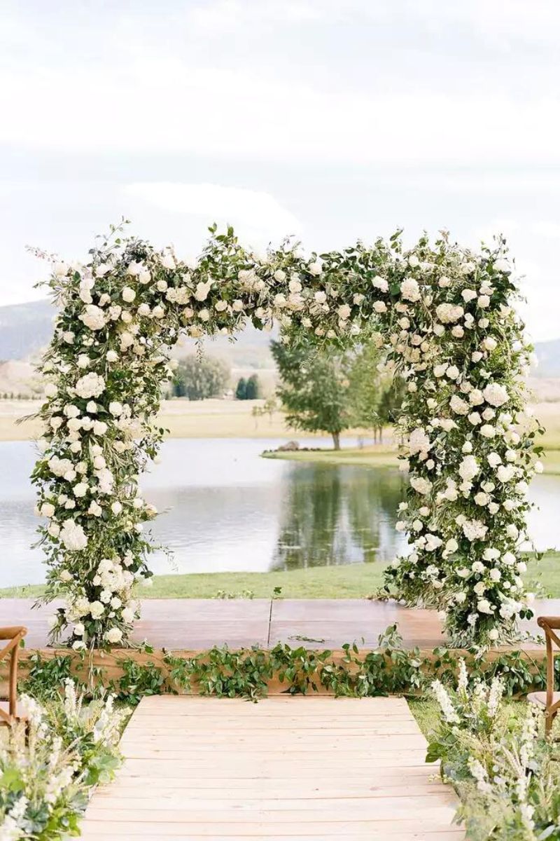 Wedding arch featuring an adequate color palette on Thursd