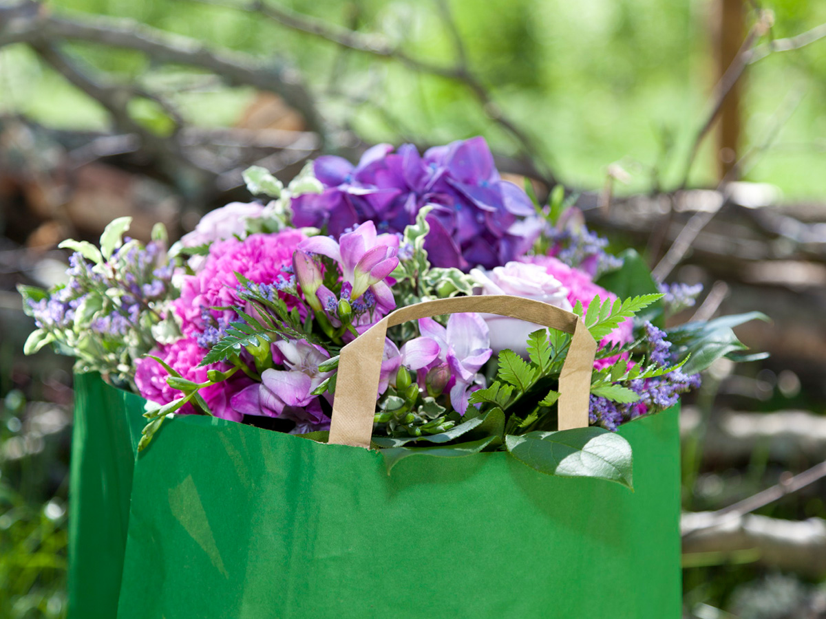 Carccu green wapping bag flowers on Thursd