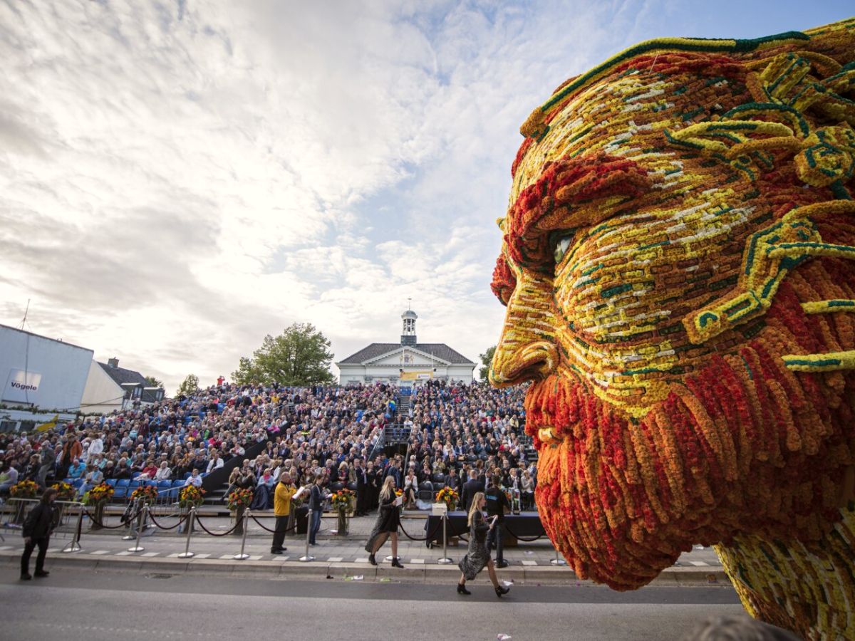 Worlds most amazing flower parade is the Dutch Flower Parade on Thursd