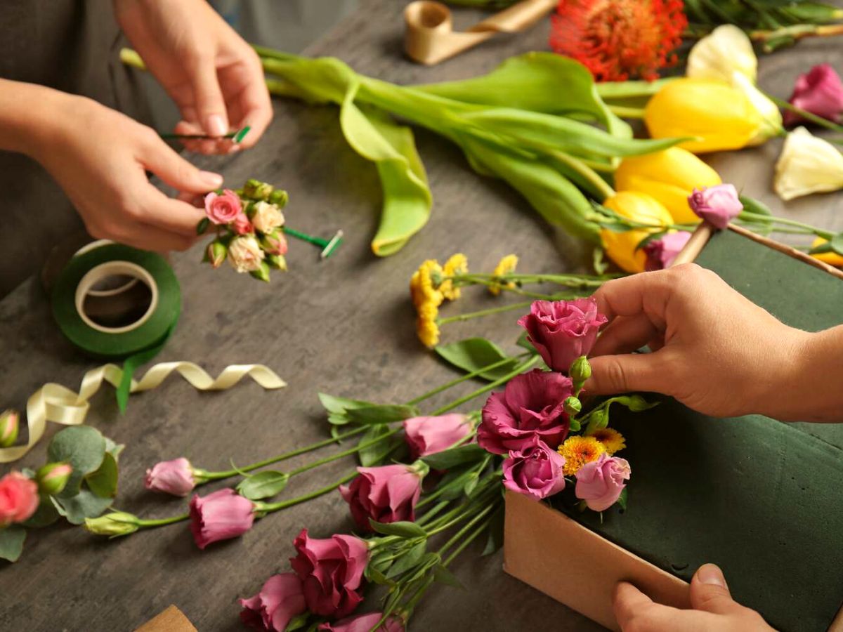 DIY How to cut floral foam.  Here's How To Cut Floral Foam