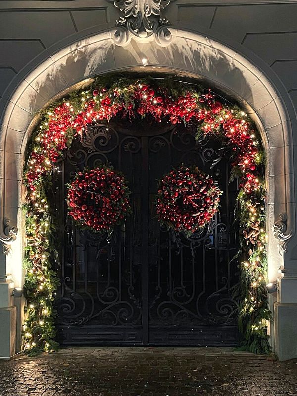 House decourated with crismass flowers