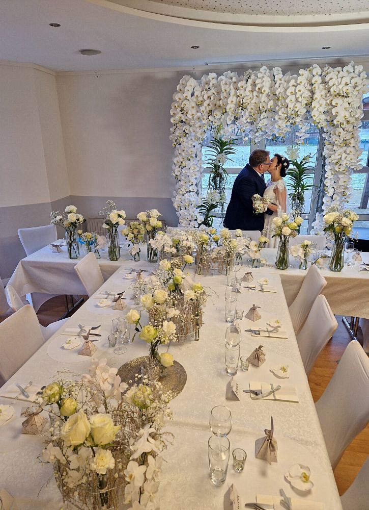 A Sparkling Winter Wedding With the Couple in the Arch