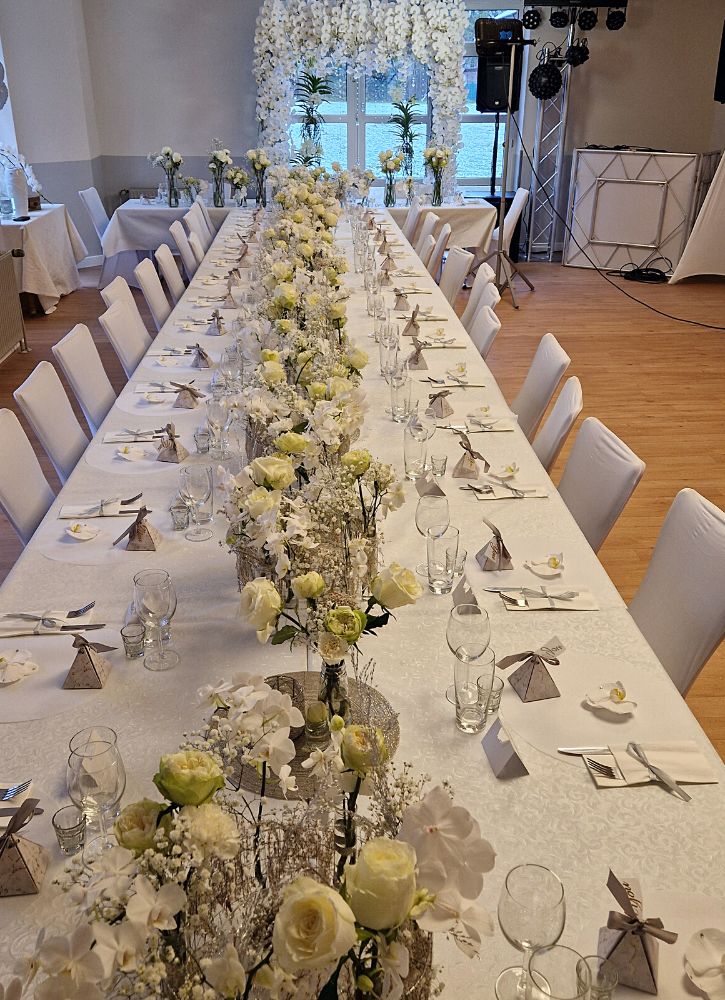 Dinner table white rose wedding