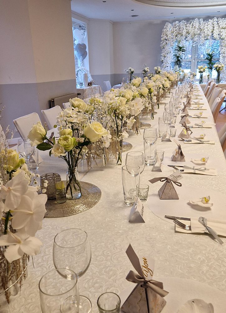 Dinner table white rose wedding