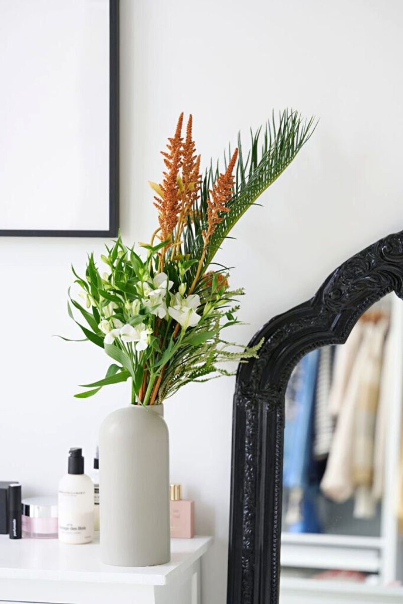 Arrangement using white Charmelia