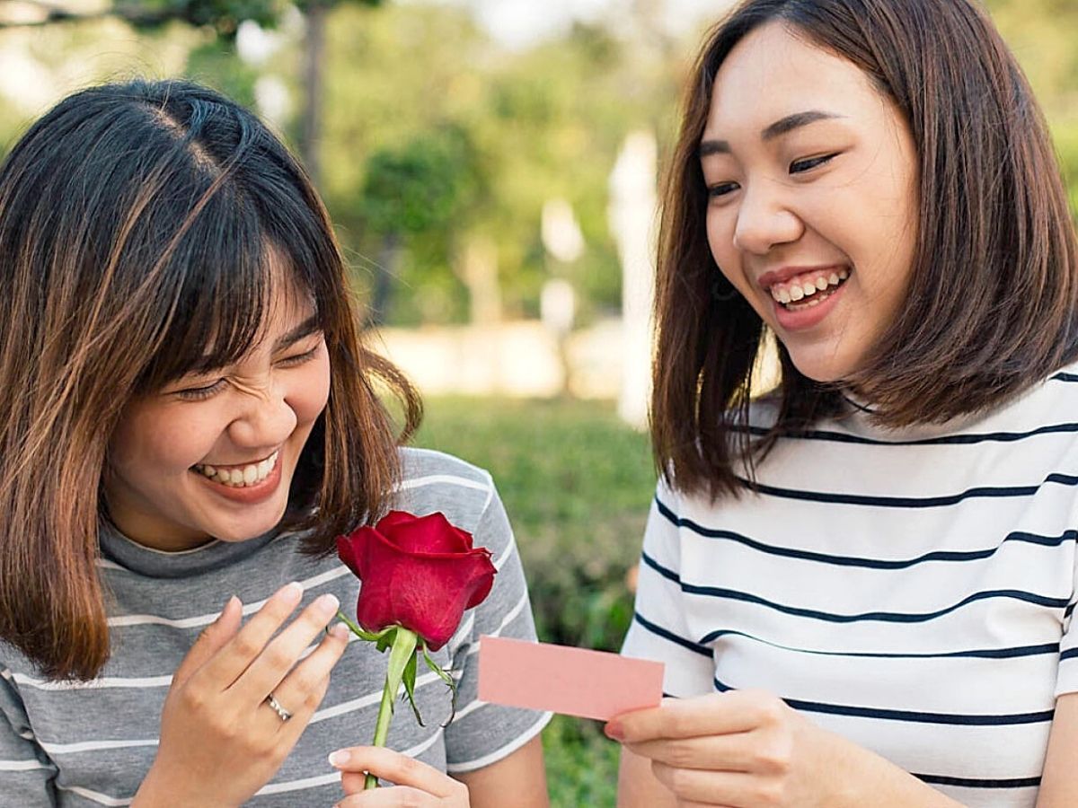 The physiological effect of red roses makes people smile more