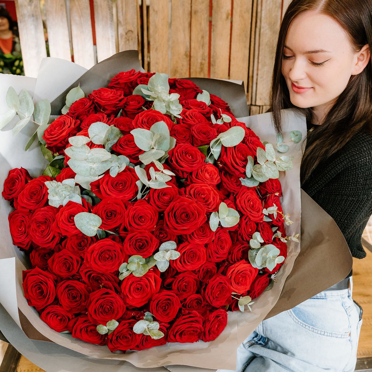 One hundred red roses