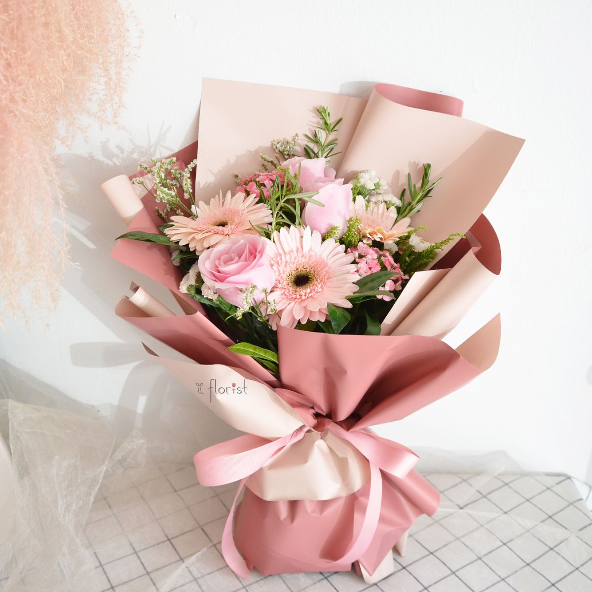 Most popular flowers for gifts featured