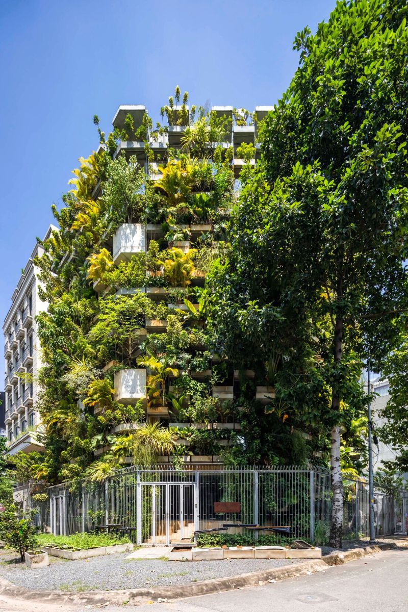 Green office that gives fruits and veggies by Vo Trong Nghia