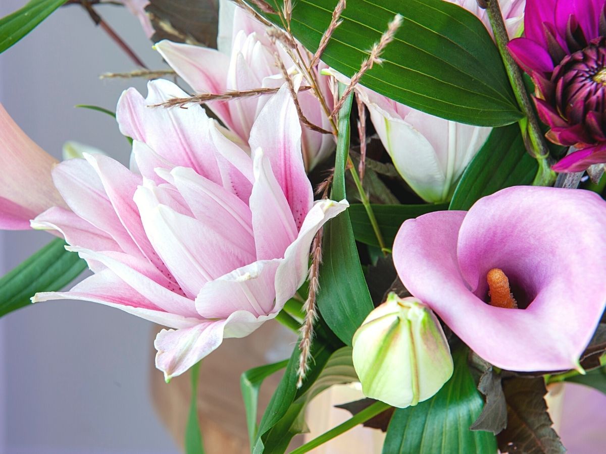 Mixing and matching callas with other flowers