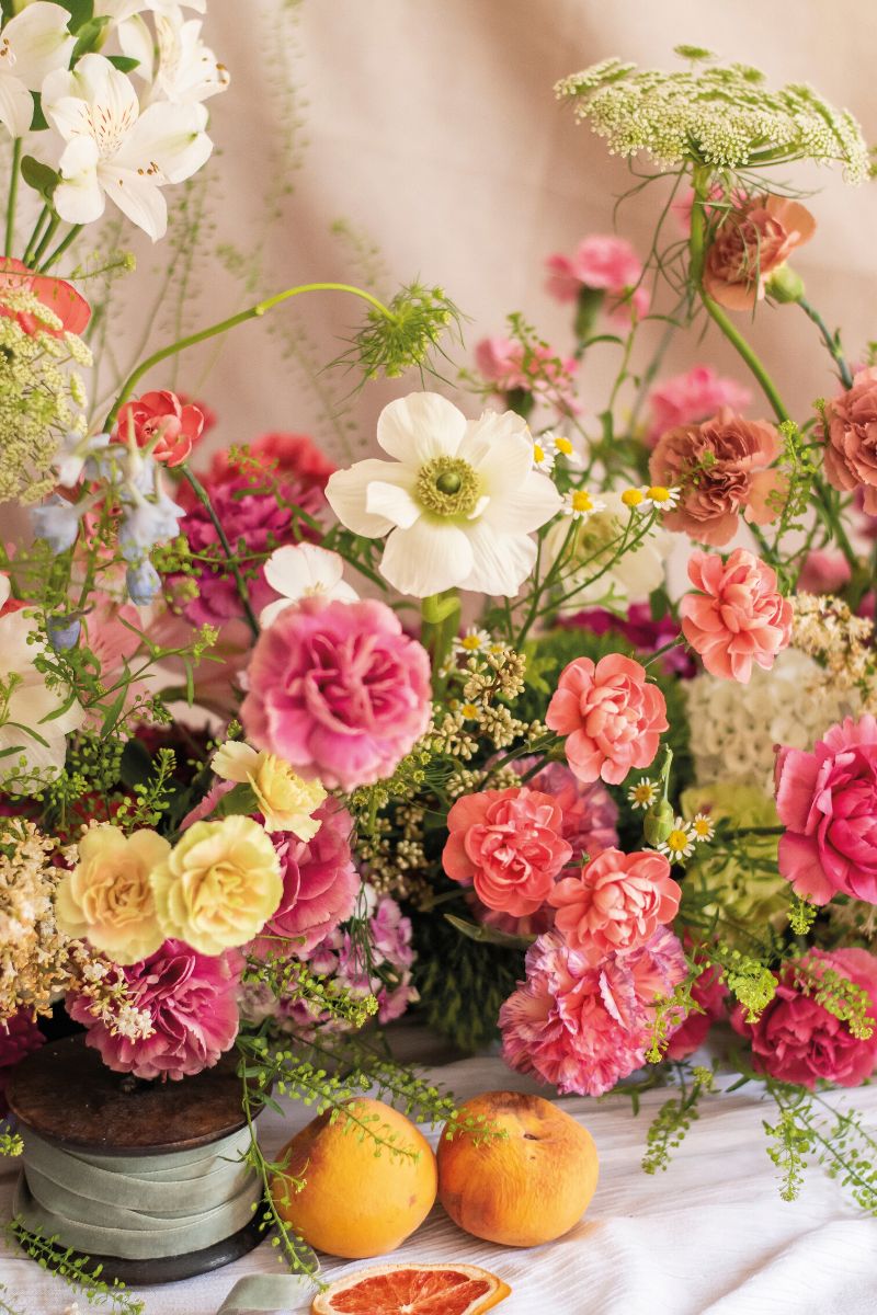 Floral arrangement with Missantic carnations