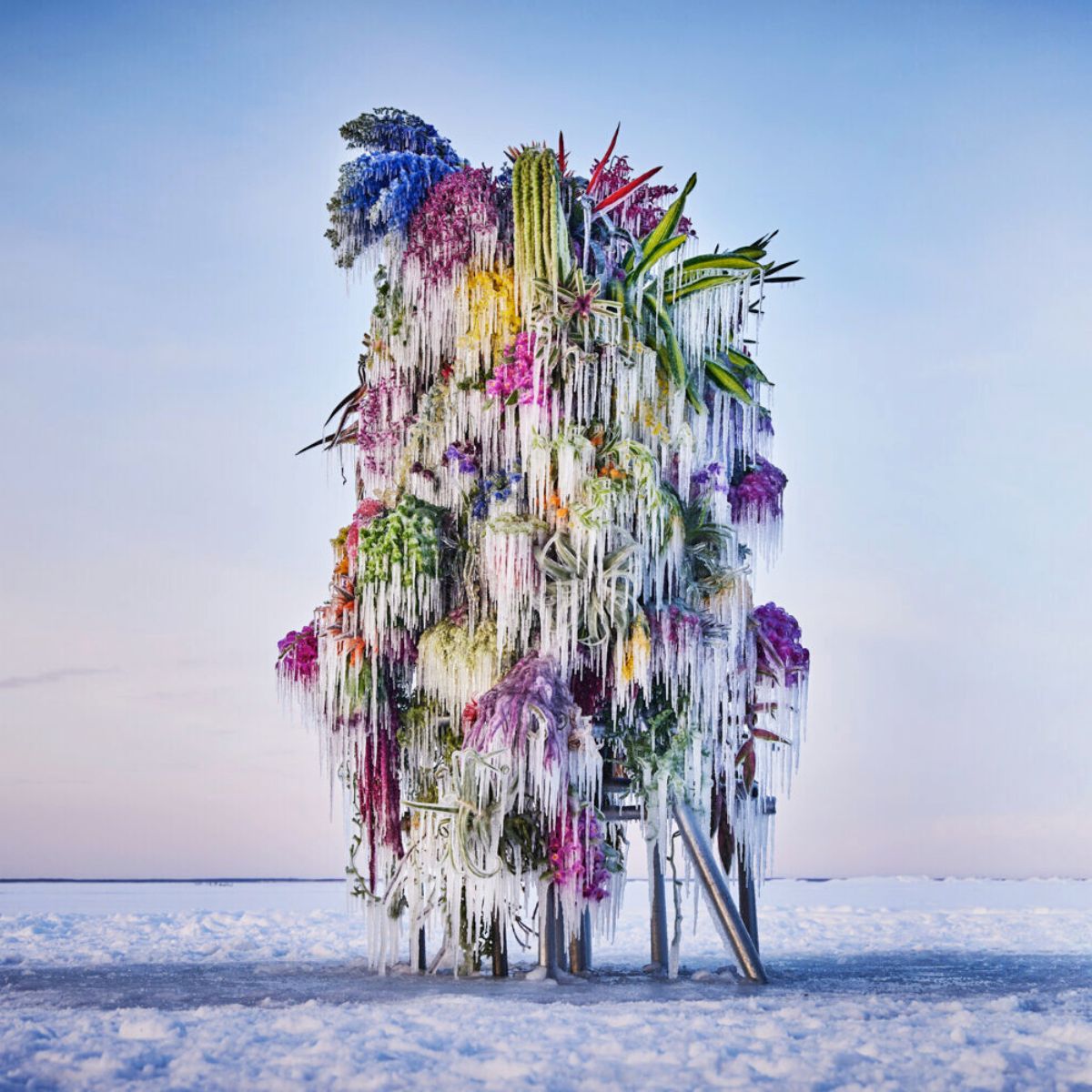 sculptures-by-azuma-makoto-freeze-hundreds-of-flowers-featured
