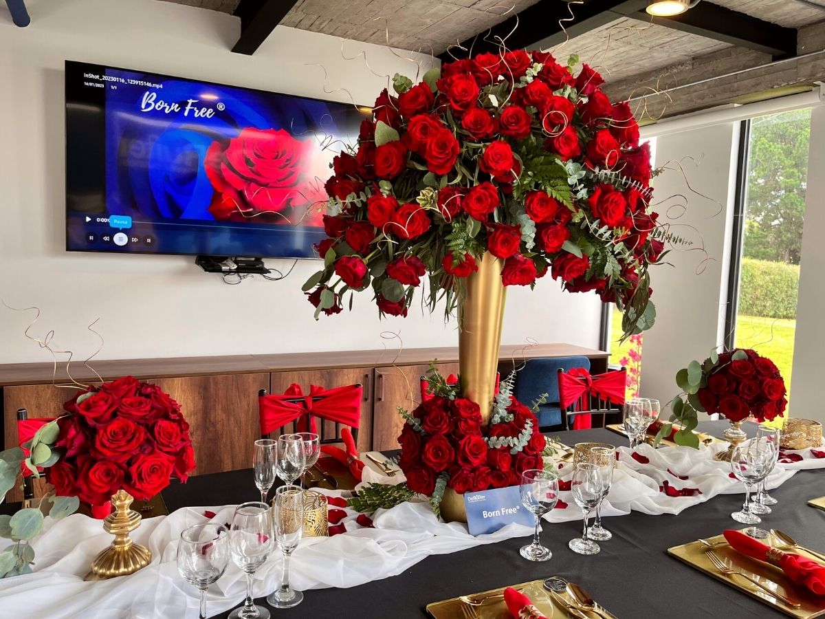 Table center with born free roses at open house by De Ruiter