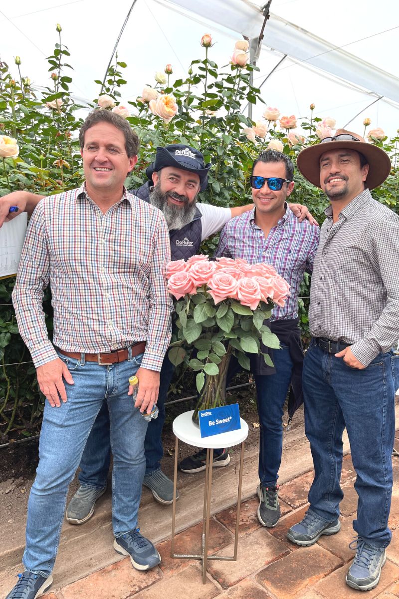 De Ruiter team and Ecuadorian growers at the event meet my roses