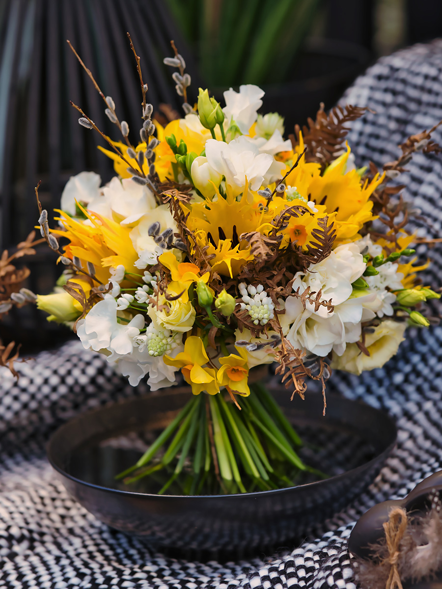 Anian Friedrich yellow and white Easter bouquet