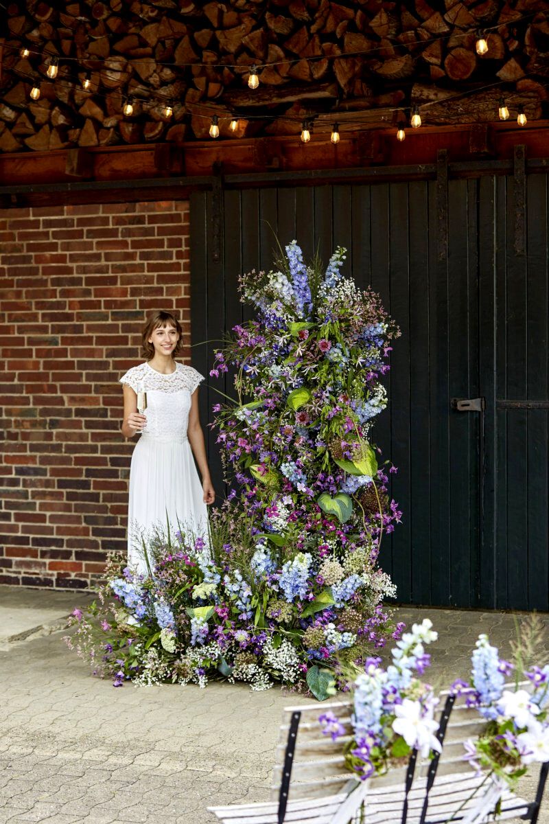 BLOOMs uses Clematis Amazing varieties to decorate wedding