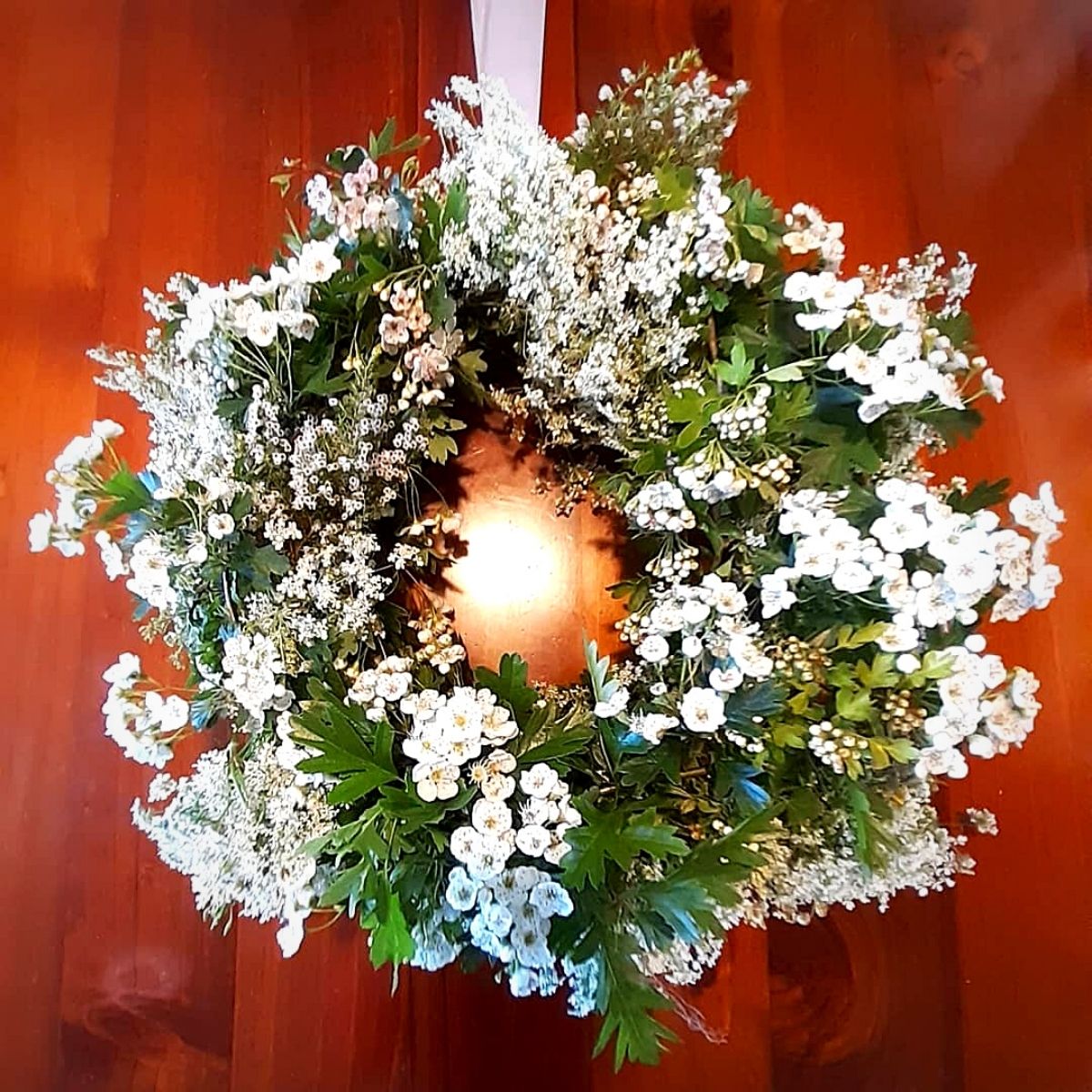wreath made of hawthorns and cow parsely