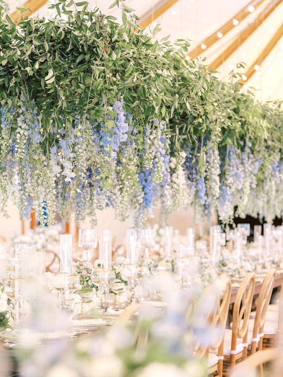 Hanging flowers will be a wedding flower trend in 2023