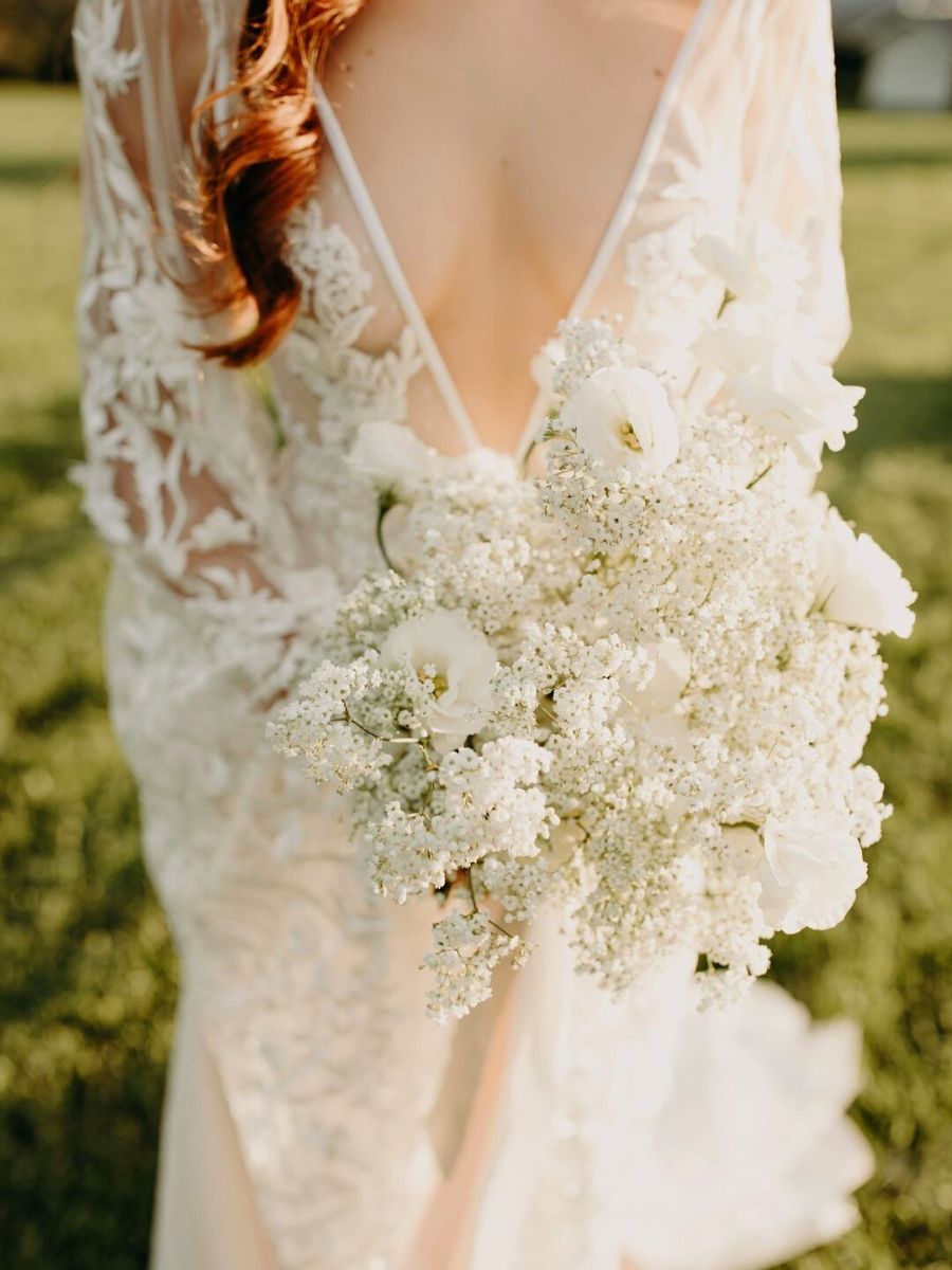 Monochromatic wedding flower bouquet