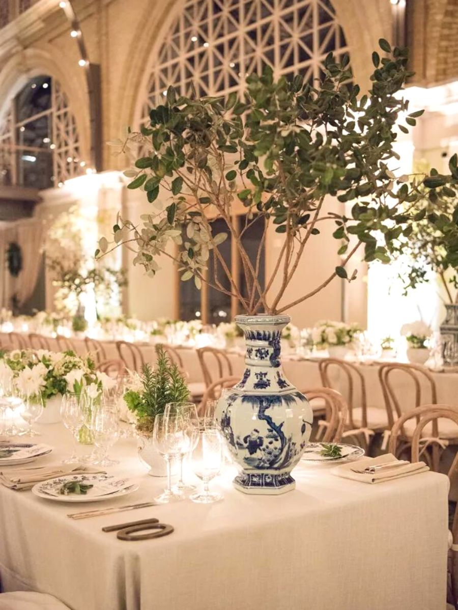 Wedding decoration with vessel in centertable